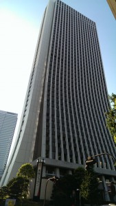 真夏に高層ビルを見上げるのはまぶしい･･･！損保ジャパンビルは新宿西口徒歩5分ほど